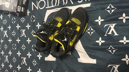 Air Jordan 4 Retro Thunder 2023 – Size 8.5 – Black/Yellow