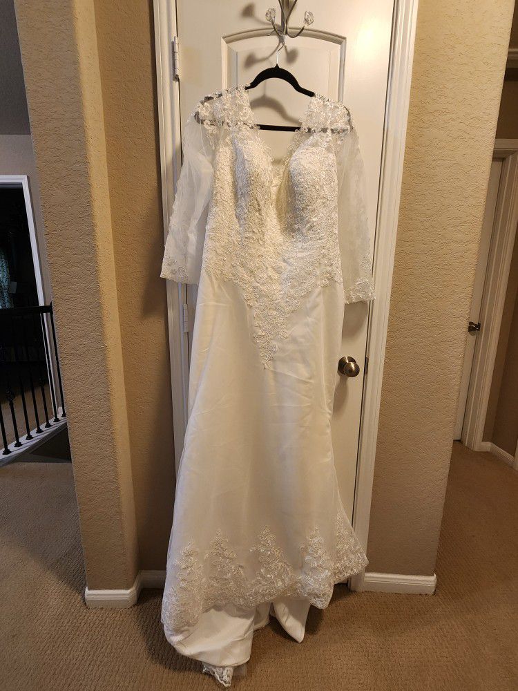 **NEW** Lace Wedding Dress W/Train