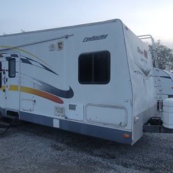 2005 GearBox Toy Hauler – 30’ Triple Axle