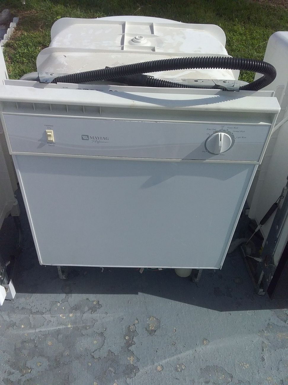 White maytag dishwasher with plastic tub in good working condition