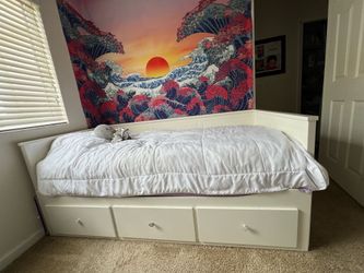 Daybed pulls out to full/queen size