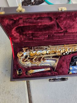 Jupiter JAS-869 saxophone with case