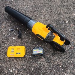 DeWalt DCBL722 60volt Hand Held Leaf Blower Excellent Condition 6.0 Bat & Rapid Charg. For Pick Up Fremont Seattle. No Low Ball/Trades Please 