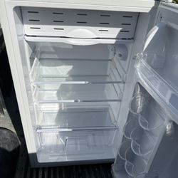 Magic chef Refrigerator size 19x32