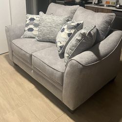 Sofa loveseat gris moderno con cojines incluidos – Excelente estado
