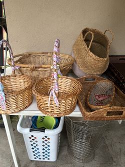 ASSORTED WICKER BASKETS AND TRAYS