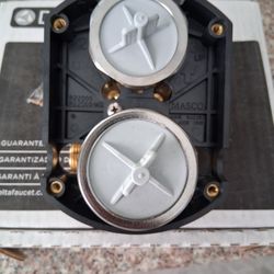 DELTA Multichoice Universal Diverter