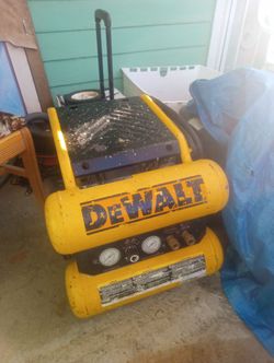 Good de walt 4 gal air compressor just missing handle works great