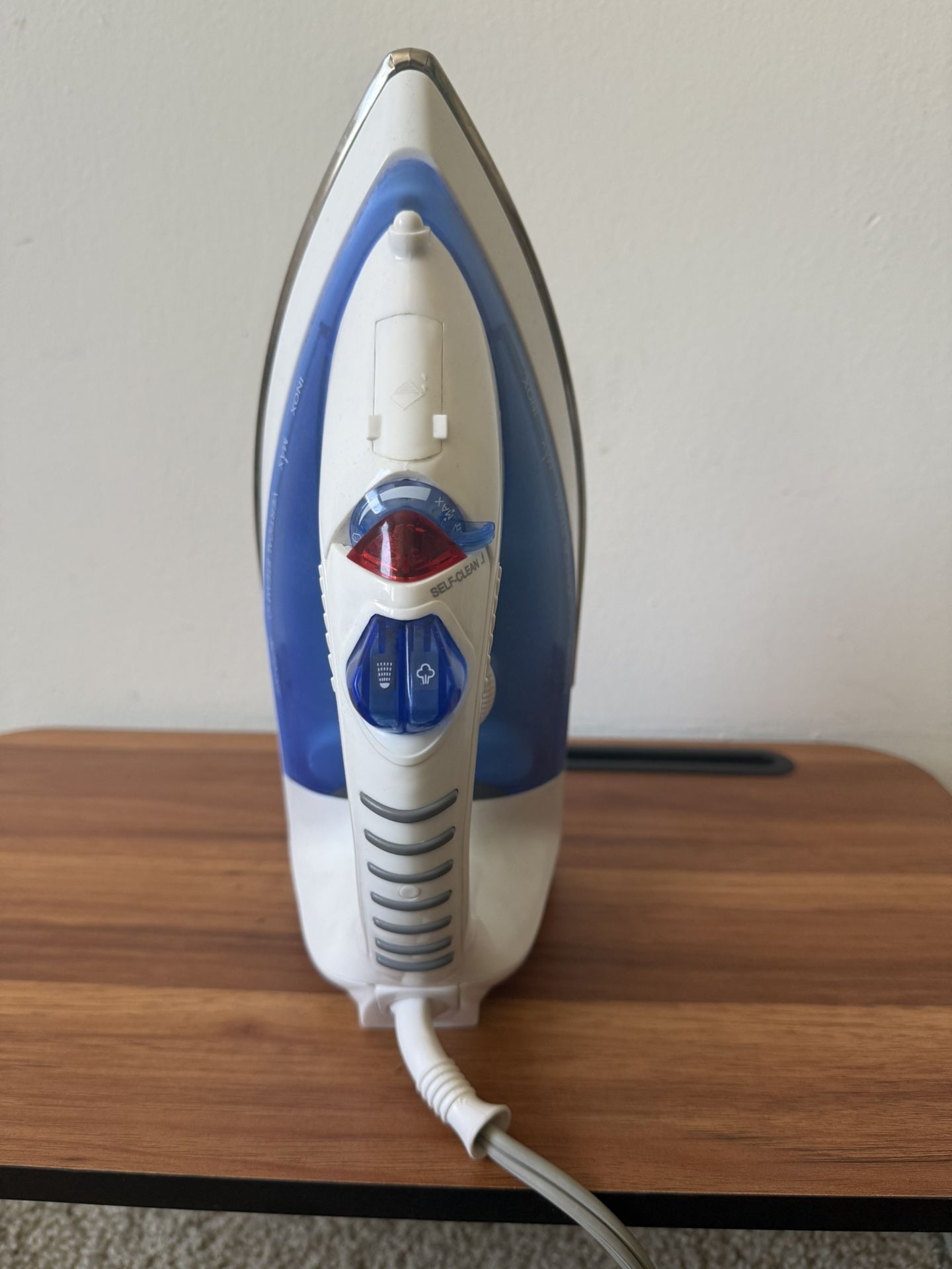 Euro-Pro X Model EP 470 Steam Iron  The Sting Ray 6ft Cord