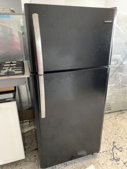 Frigidaire top & bottom in black apartment size
