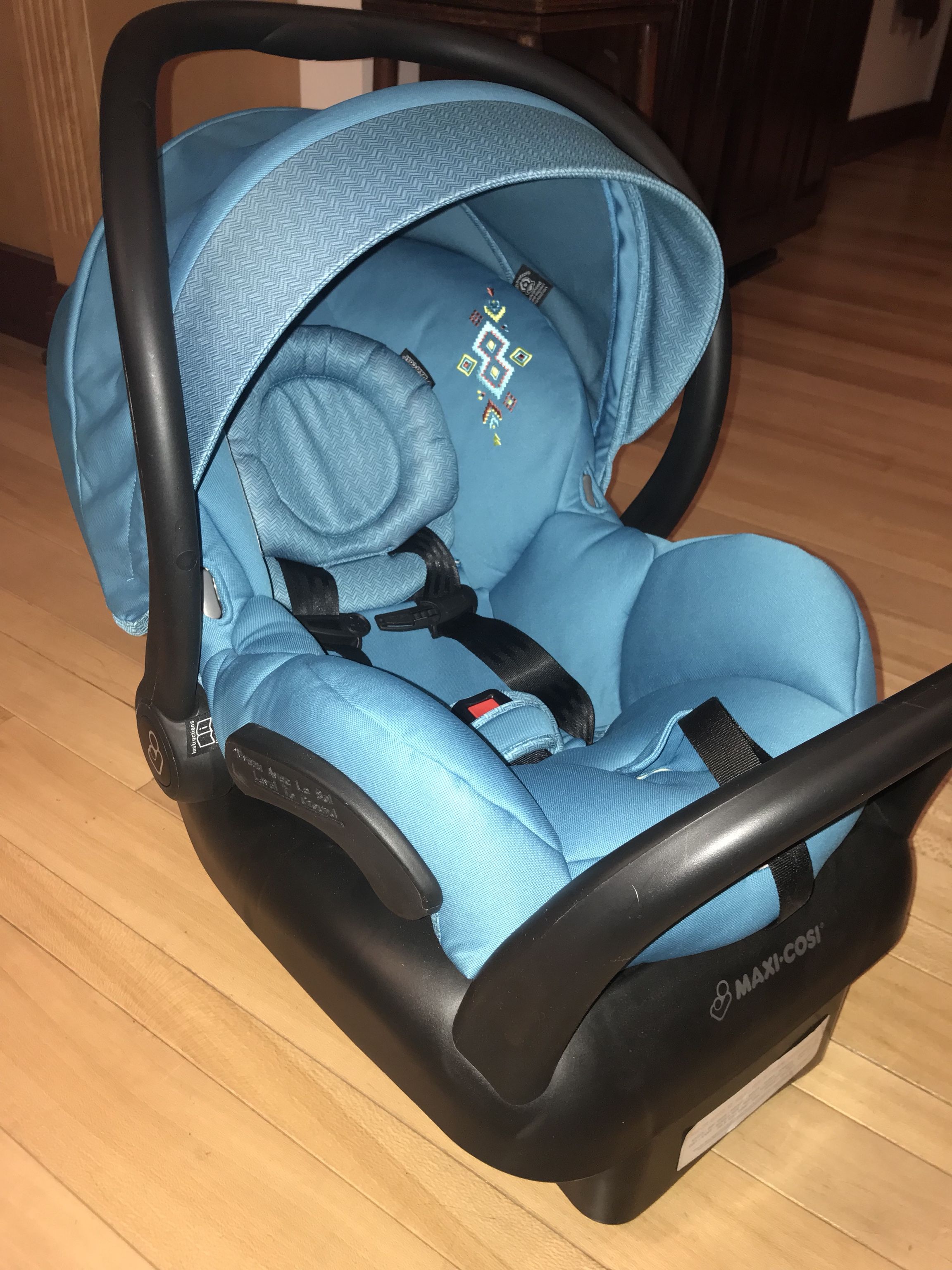 Maxi Cosi Infant car seat and base ,light Weight!