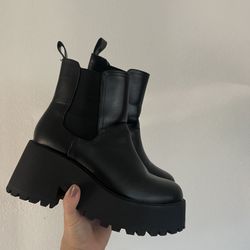 CHUNKY BLACK BOOTS