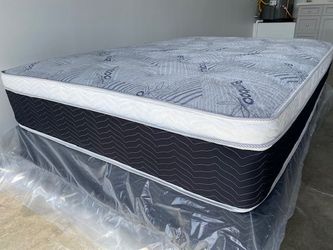 Queen Euro Bamboo Pillow Top!•••