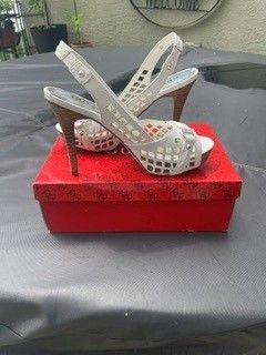 GUESS Women’s White High Heels – Size 8 – Never Worn