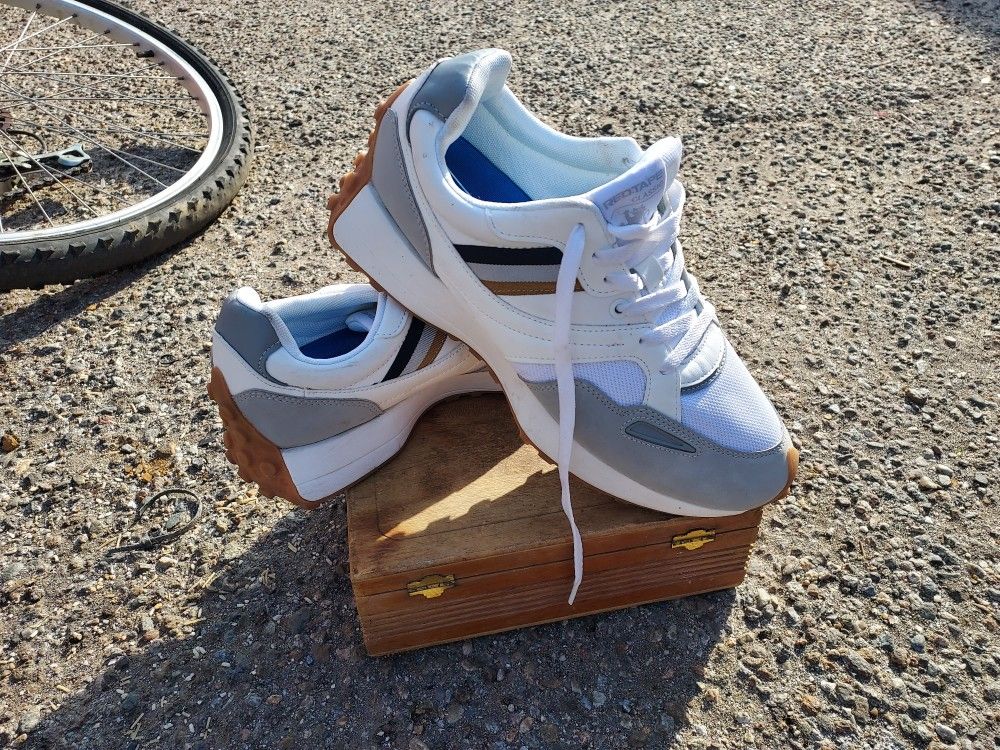 Reebok EXCLUSIVE RED TAPE (size 10)