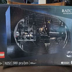 LEGO 76252 Batman Batcave Shadowbox New!