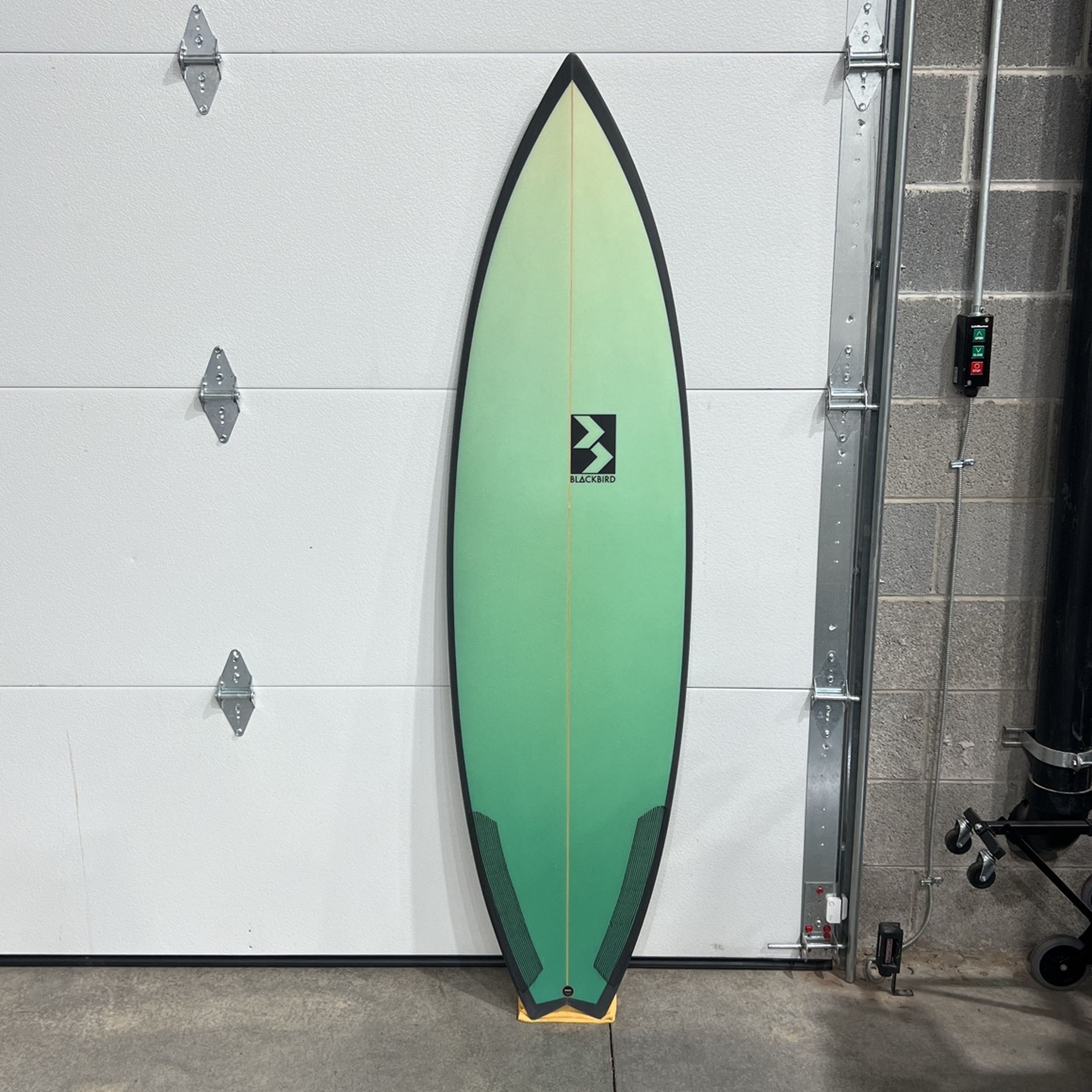 NEW BLACKBIRD SURFBOARDS (ENCINITAS) 6’ 2” 5 Fin Performance Shortboard
