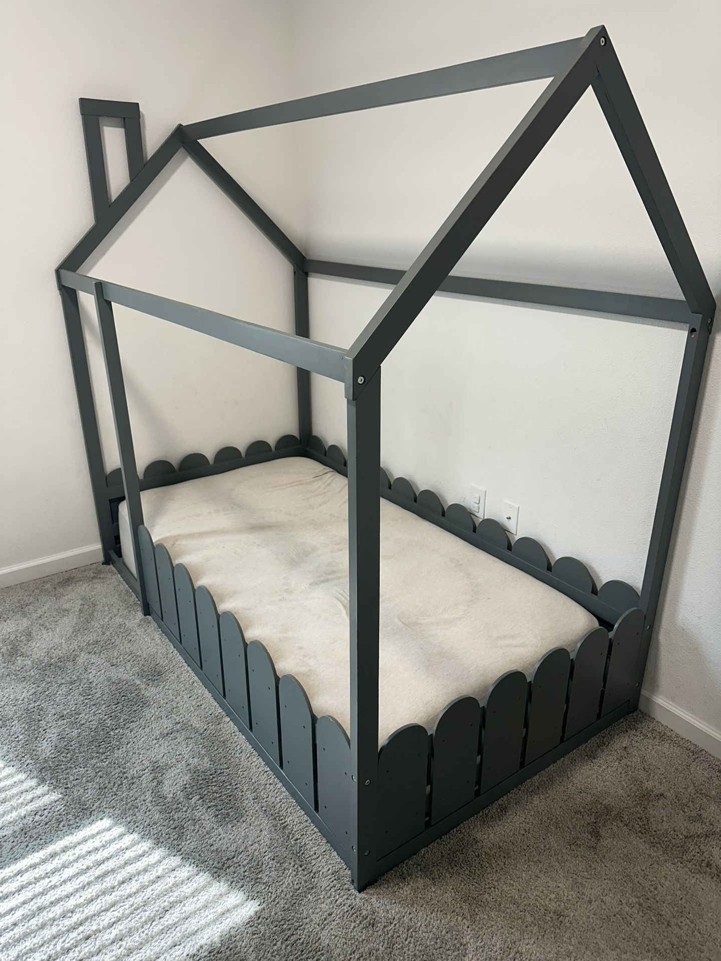Wood Platform Bed Frame with Fence