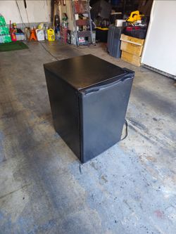 Hisense  mini fridge