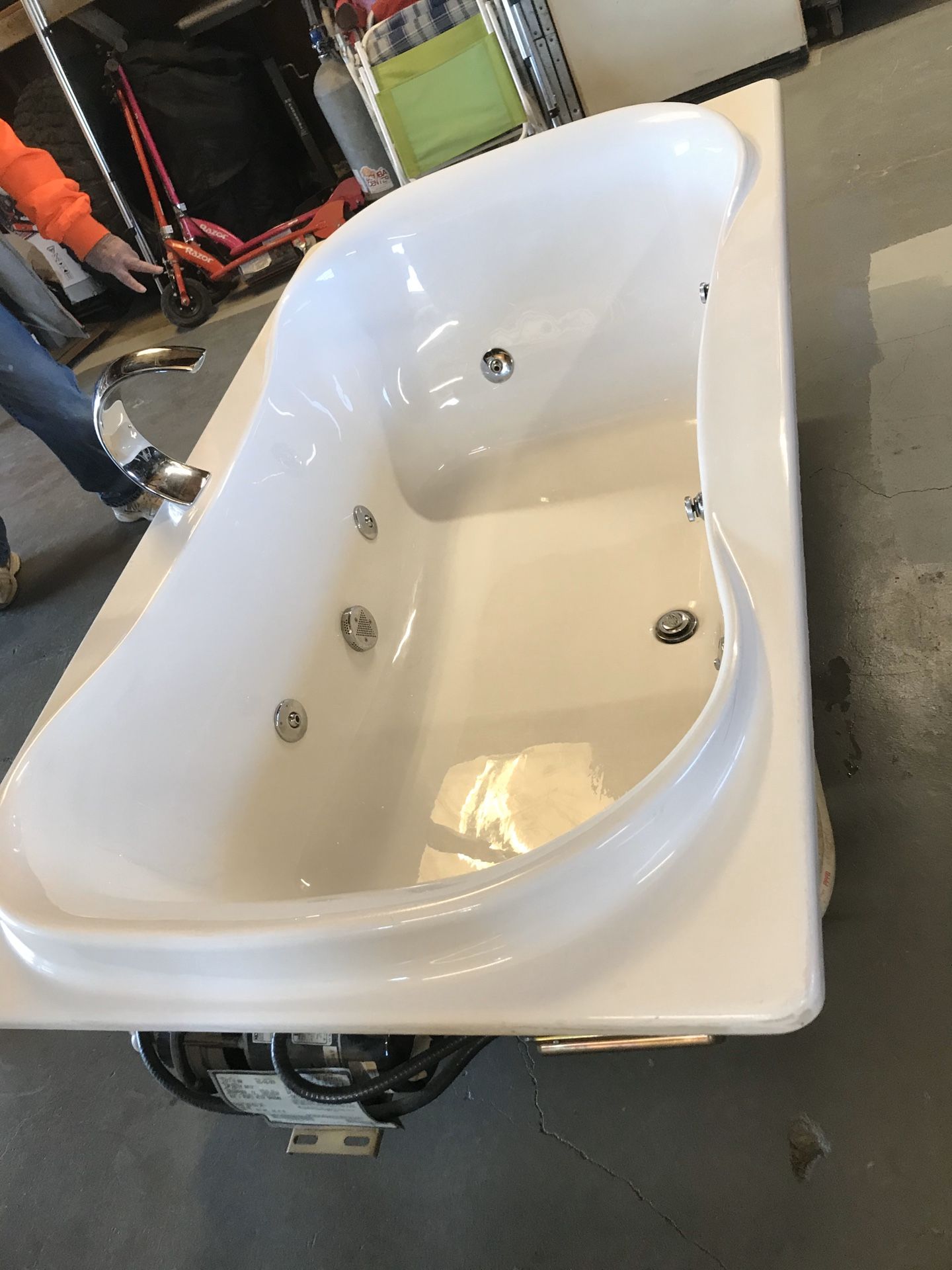 KOHLER six jet Jacuzzi tub for Sale in Menifee, CA OfferUp