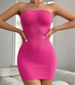A Mature and Elegant Women's Tube Top Bodycon Dress That Beautifully Contours to the Body's Curves