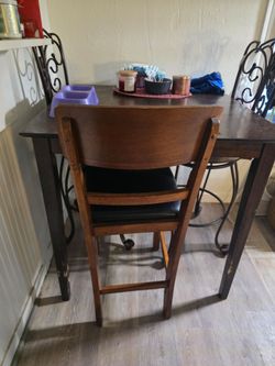 Table an 3 bar stools