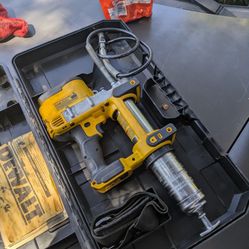 DEWALT BATTERY GREASE GUN