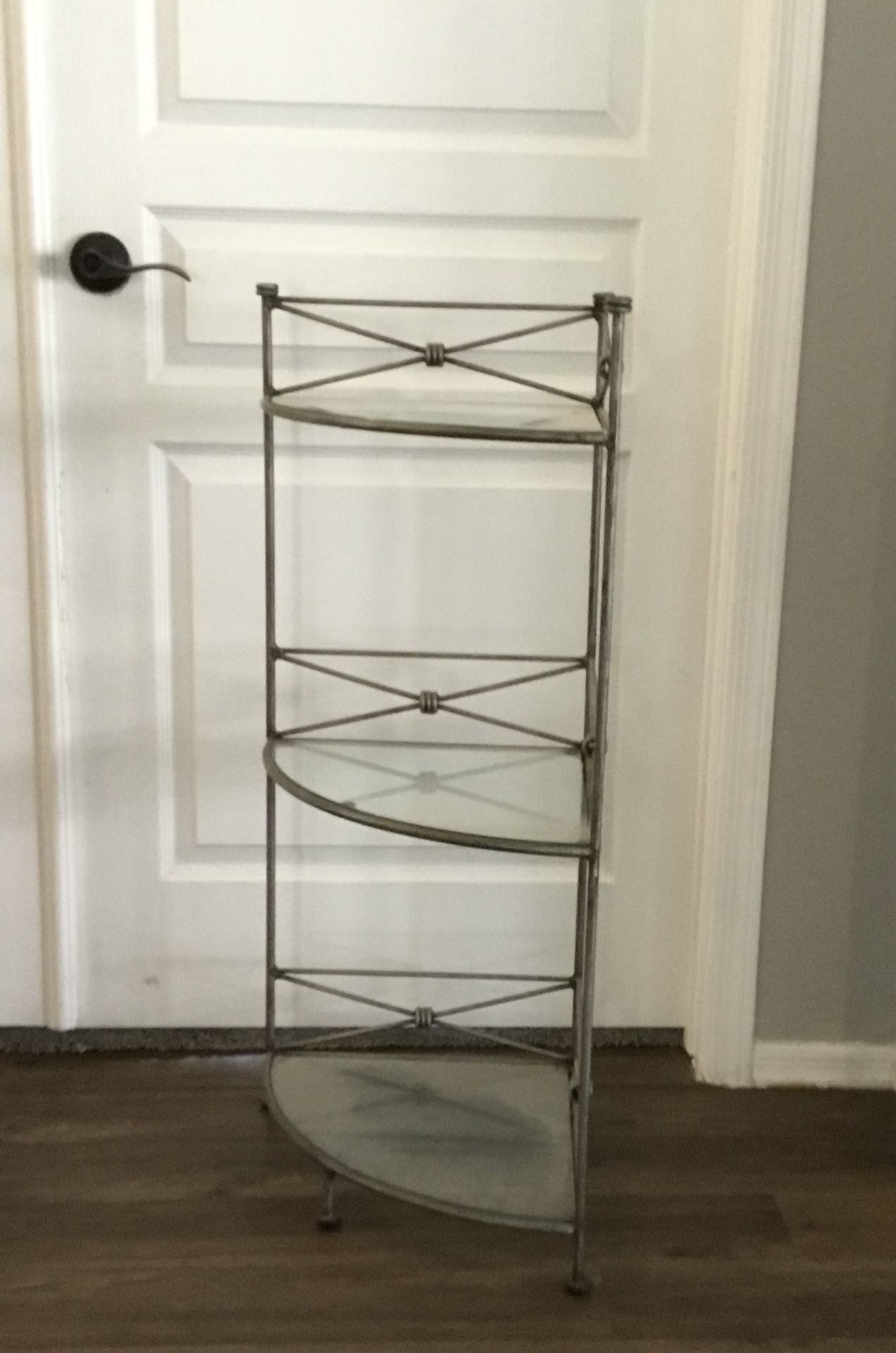 Corner shelf