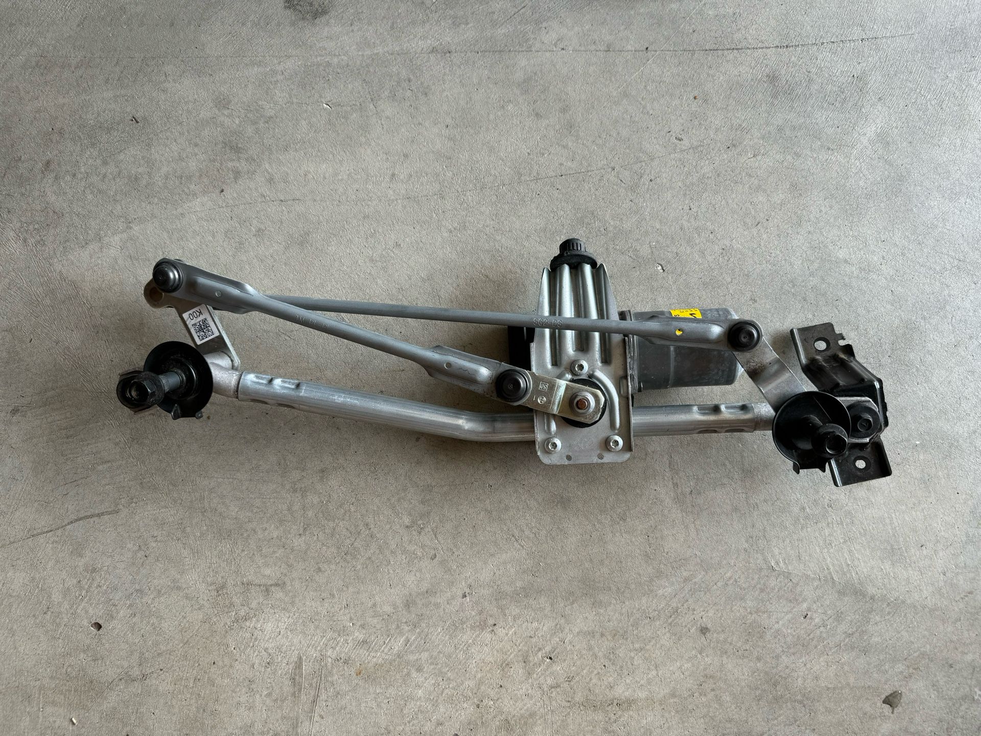 OEM 98100-AT000 MOTOR & LINK ASSY-W/WPR WINDSHIELD WIPER MOTOR 2023 KIA NIRO