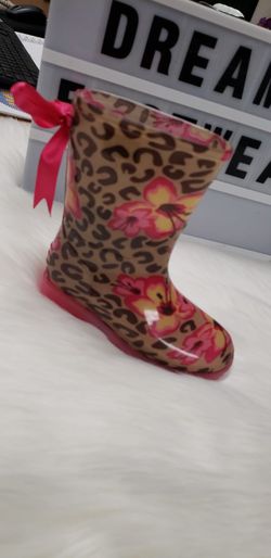 Raining Kids boots never used