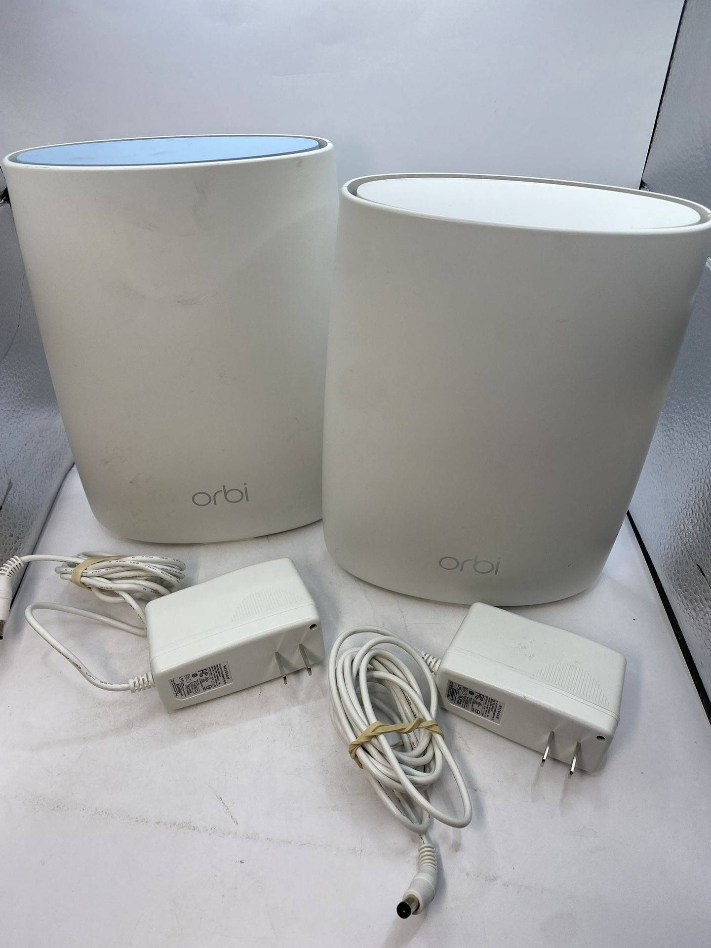 NETGEAR Orbi (RBR50 & RBS50) Router with 1 Satellite Extender Mesh Wi-Fi System