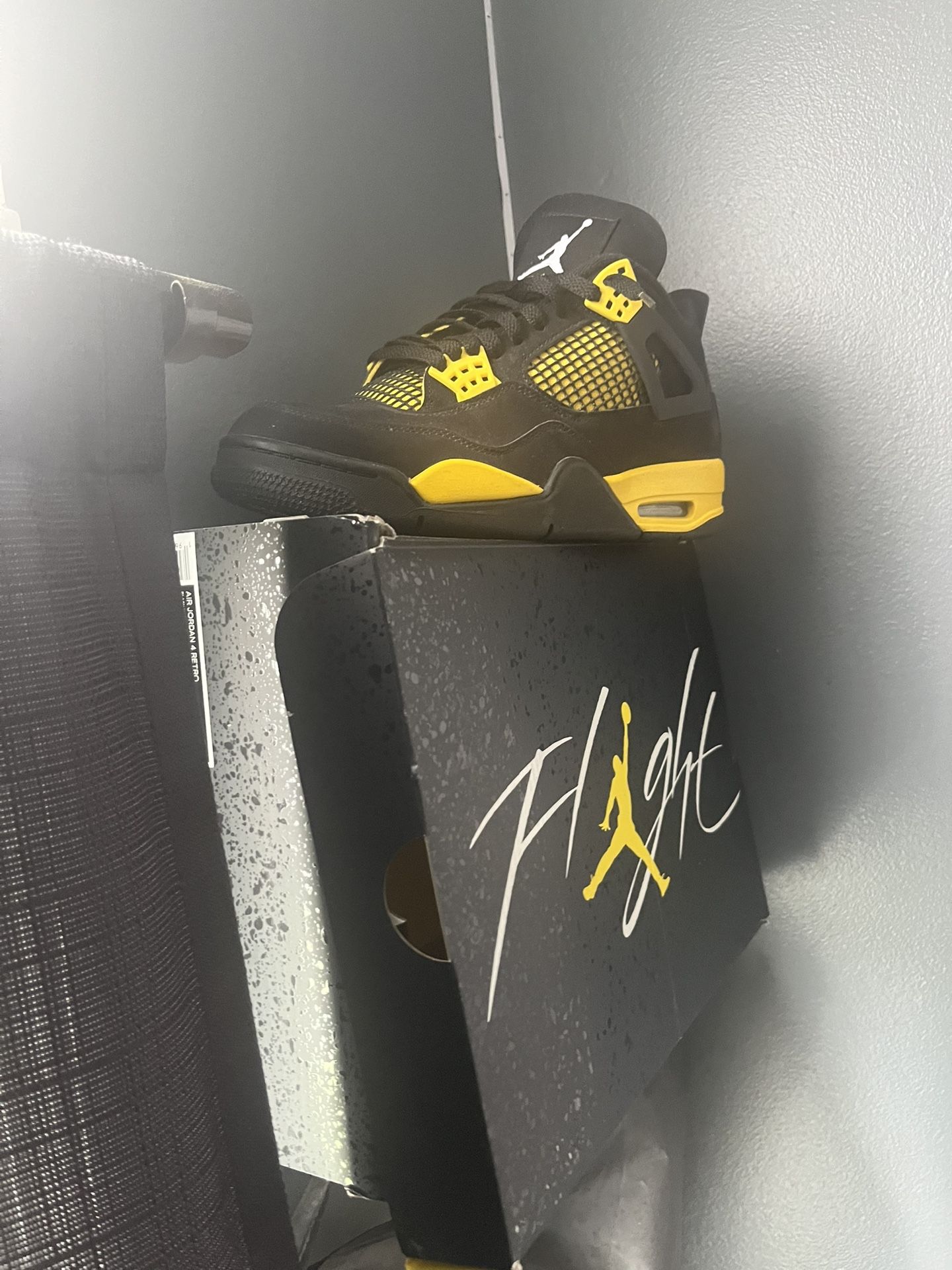 Jordan 4 Retro (Thunder)