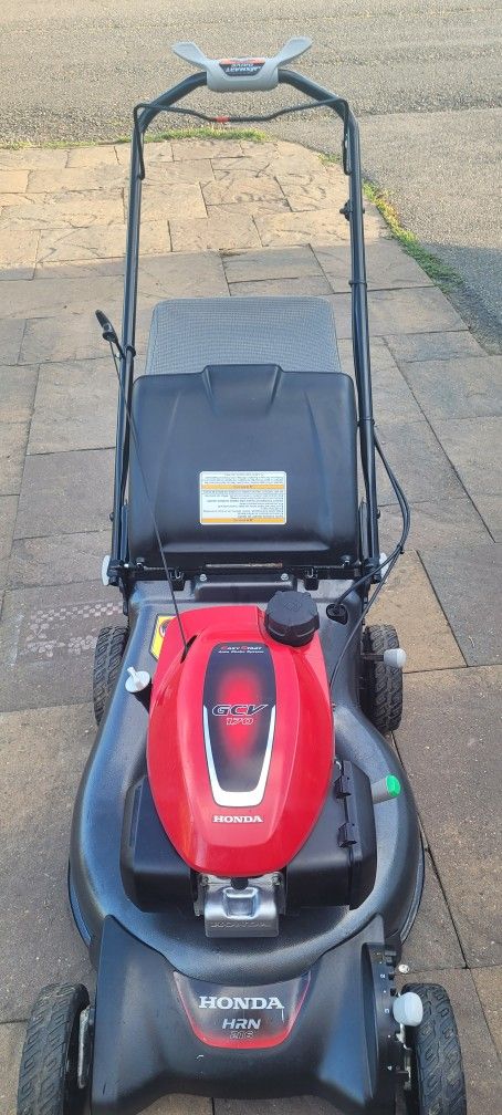 HONDA HRN216 GCV170, SELF PROPELLED LAWN MOWER.