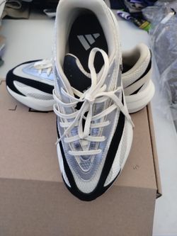 Adidas tennis shoes 👟