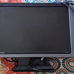 Compaq 19" Monitor W/ Speakers