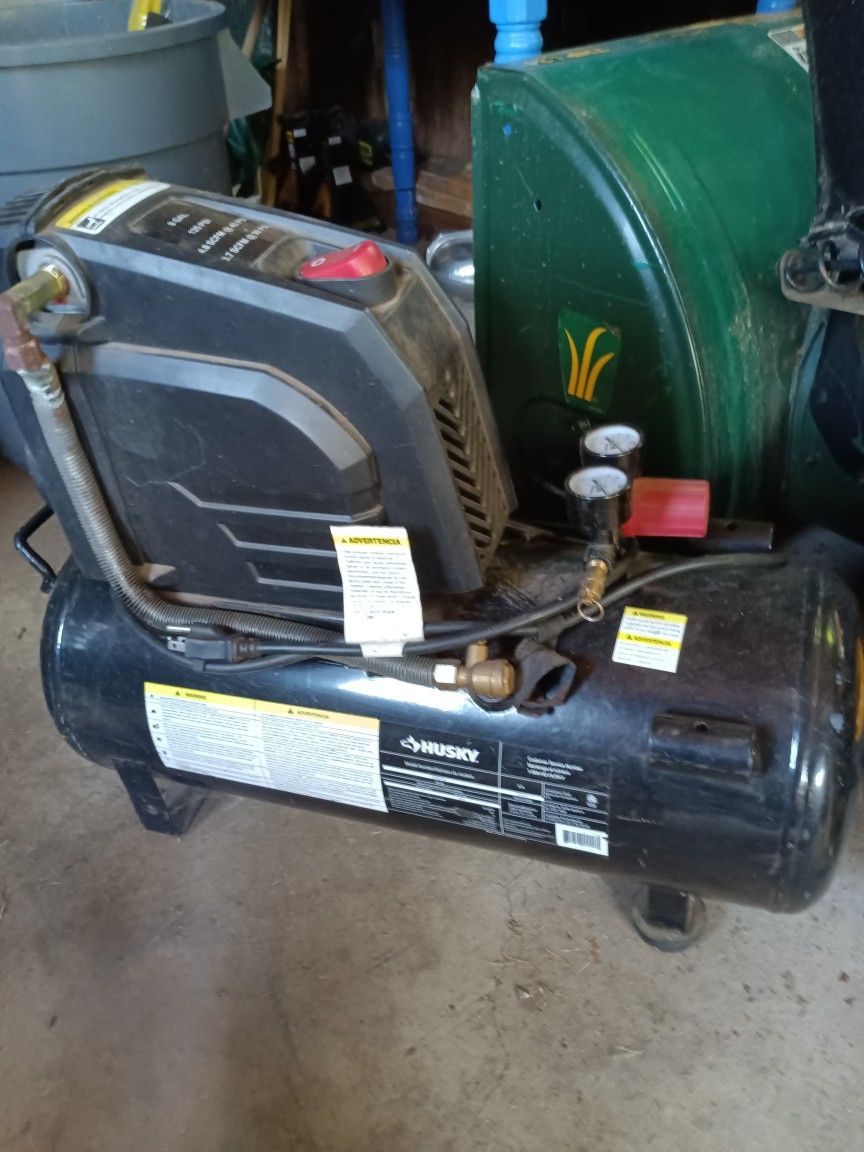 8 Gallon,135 PSI Electric Compressor