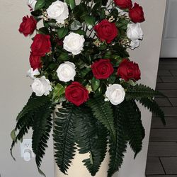 Vase con flores rojas y blancas