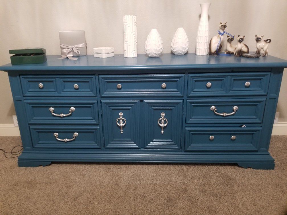 AMAZING DRESSER IN TEAL COLOR 76X22X33 GREAT CONDITIONS SOLID WOOD 9 DRAWERS 