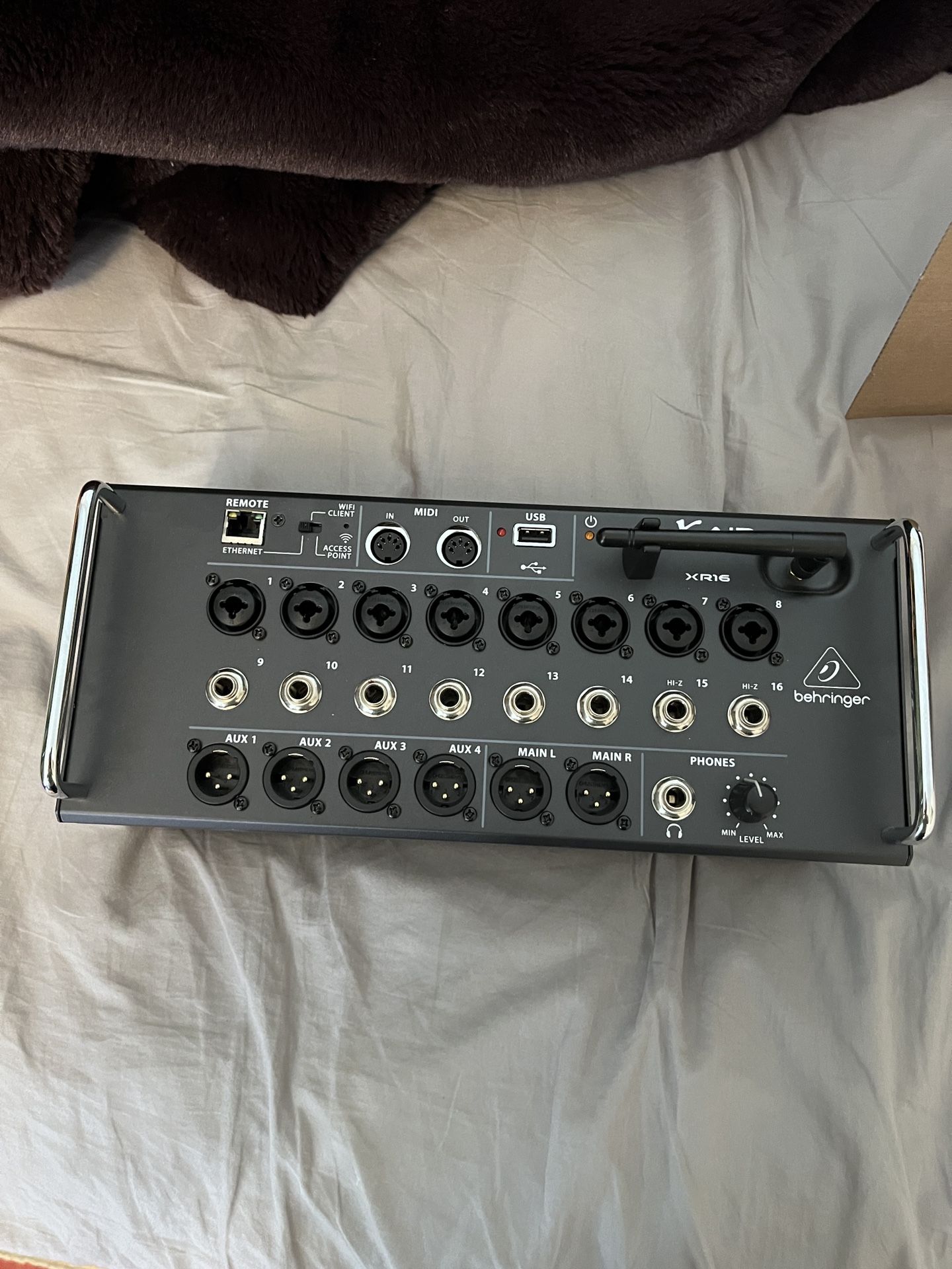 Behringer XR16 Mixer