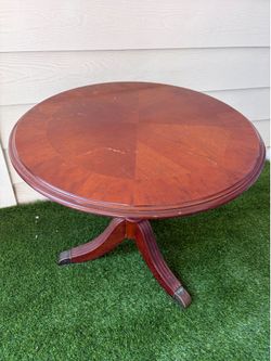 Elegant Round Wooden Pedestal Table
