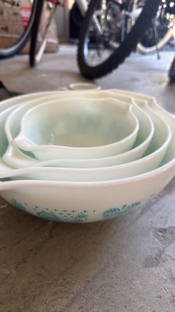 Pyrex bowl set