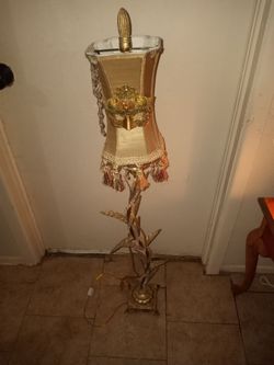 RARE FIND. VINTAGE HOLLYWOOD REGENCY LAMP. TALL TWISTED STEM TOLE LEAF BEADED TABLE LAMP