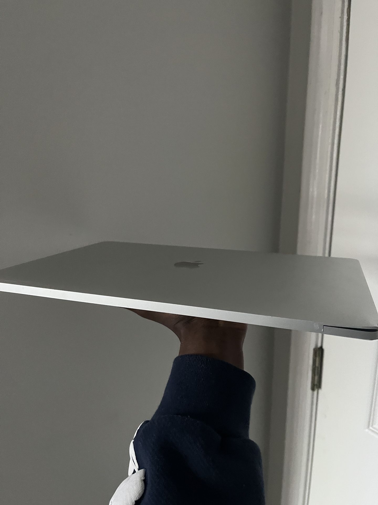 MacBook Pro 15-lnch, 2017 Processor 2.8 GHz Quad-Core Intel Core i7 Graphics Radeon Pro 555 2 GB Intel HD Graphics MB Memory 16 GB 2133 MHZ L