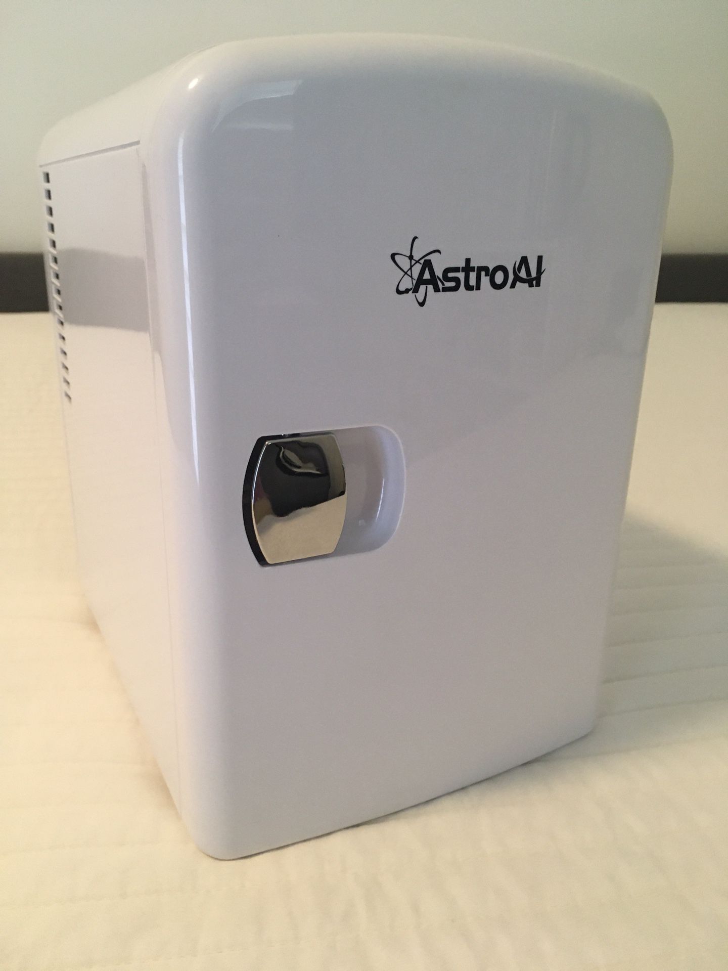 Mini Fridge AstroAI 4Lts/6 Can Thermoelectric Cooler And Warmer For Home, Office And Car