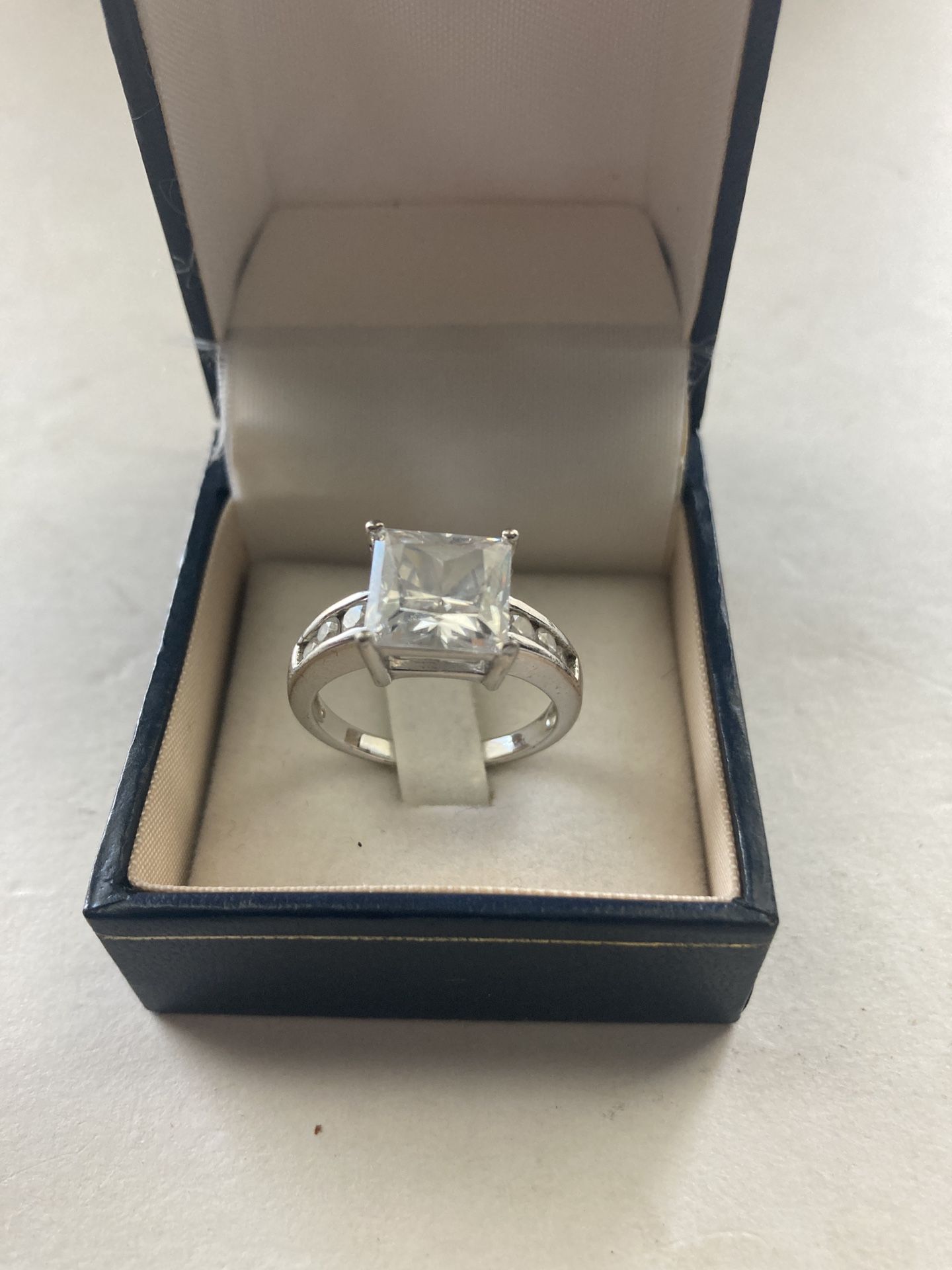 Vintage 925 Sterling silver ring with cubic zirconia side stones. Size 8