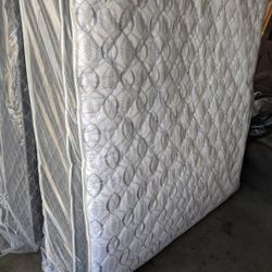 QUEEN SIZE MATTRESS AND BOX SPRING PILLOW TOP NEW 