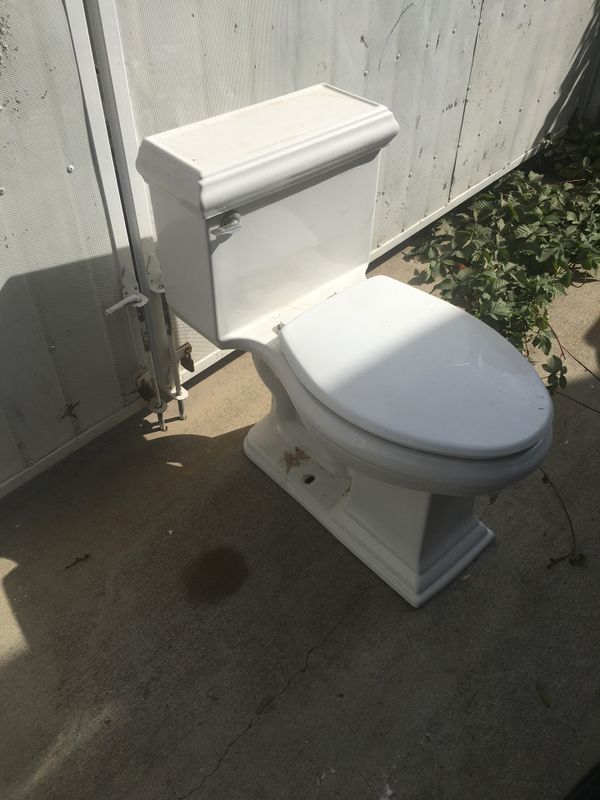 Kohler 1.6 gallon per flush toilet for Sale in Riverside, CA OfferUp