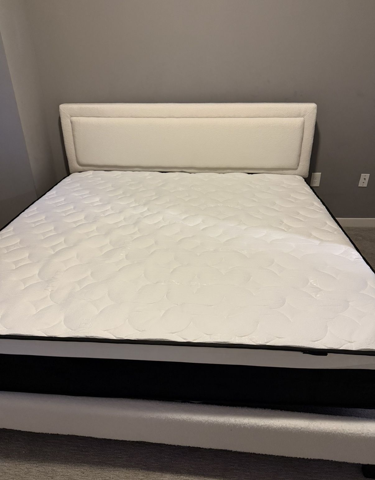 King Size Bed And Mattresses Only 6 Months Old. 