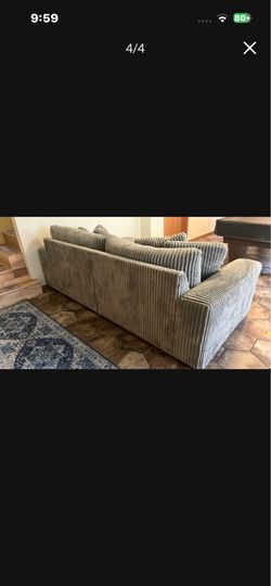 Lindyn Couch