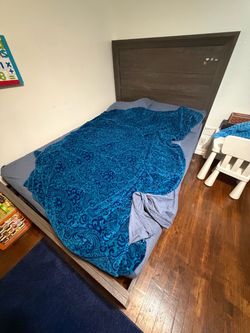 Gray/Brown Wood Full Bed Frame with Headboard & Chess